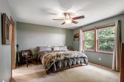 Schlafzimmer mit einem Bett und einem Deckenventilator in der Unterkunft Rising Star Farm in Wisconsin Dells