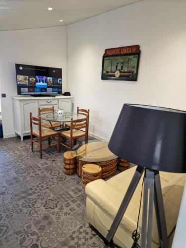 une salle d'attente avec une table et une chaise dans l'établissement Maison Fétilly, sweet home, à La Rochelle
