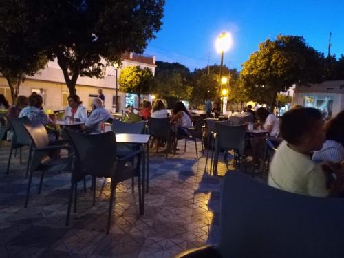 un grupo de personas sentadas en mesas en un restaurante al aire libre en Casa Vista, en Alcalá de los Gazules