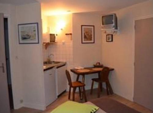 A kitchen or kitchenette at Les Locations du Puits