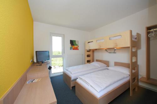 Una cama o camas en una habitación de Tour-Motel