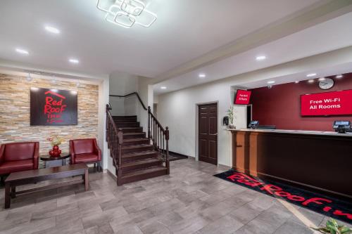a lobby with a bar and a waiting room at Red Roof Inn & Suites Carrollton, GA - West Georgia in Carrollton