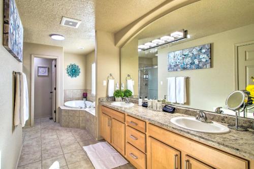 een badkamer met 2 wastafels en een grote spiegel bij Updated ABQ Getaway Walk to Netflix Studios! in Albuquerque