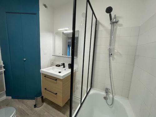une salle de bain avec une douche, un lavabo et des toilettes dans l'établissement Le coquet de Rompsay Paisible & Moderne, à La Rochelle