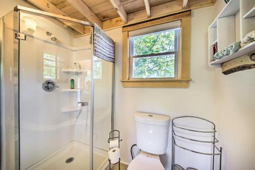 La salle de bains est pourvue d'une douche et de toilettes. dans l'établissement Quaint Oakland Getaway on East Pond Lake!, à Waterville