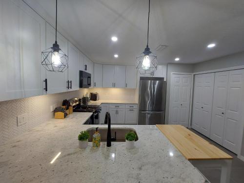 Cuisine ou kitchenette dans l'établissement Amazing 32 Condo, Gated Community At Club Cortile!!