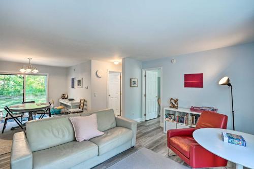 Гостиная зона в Peaceful Athens Retreat at Sleepy Hollow Lake