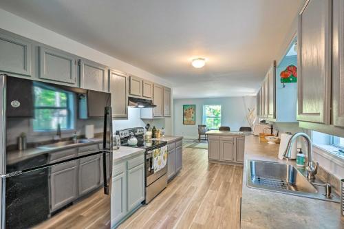 Кухня или мини-кухня в Peaceful Athens Retreat at Sleepy Hollow Lake
