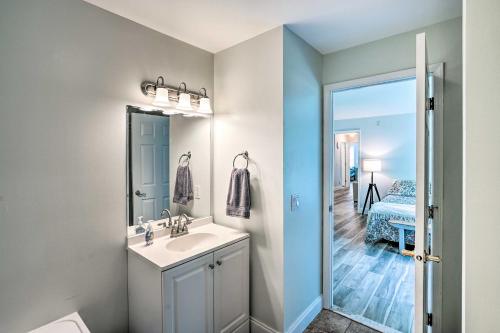 Кровать или кровати в номере Peaceful Athens Retreat at Sleepy Hollow Lake
