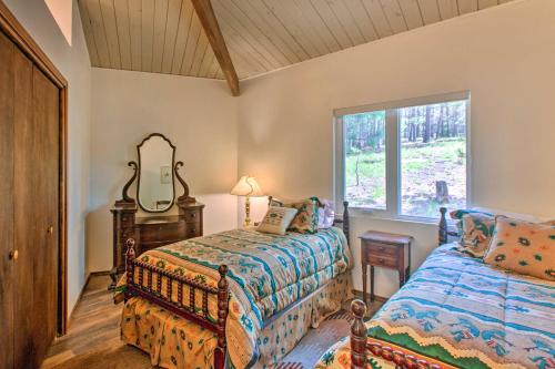 - une chambre avec un lit, un miroir et une fenêtre dans l'établissement Angel Fire Home with Deck about 3 Mi to Ski Resort!, à Angel Fire