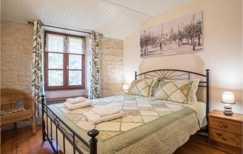 een slaapkamer met een bed en een raam bij Wisteria in Nanclars