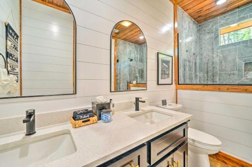 y baño con lavabo y aseo. en Chic Broken Bow Cabin with Hot Tub and Gas Grill!, en Broken Bow