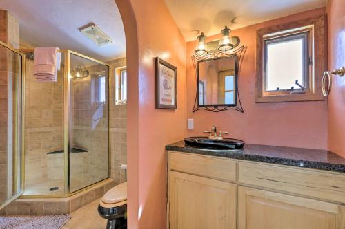 La salle de bains est pourvue d'un lavabo et d'une douche. dans l'établissement Sunlight Mountain Home with Hot Tub and View!, à Carbondale