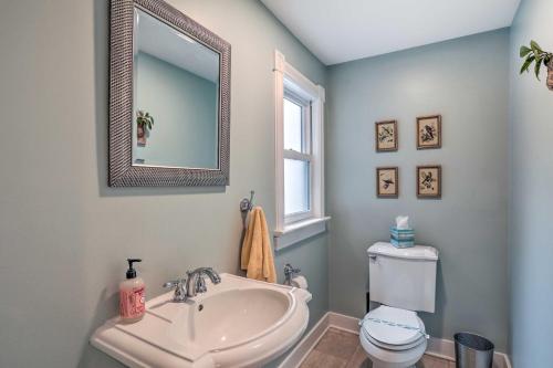 een badkamer met een wastafel, een toilet en een spiegel bij Charming Lambertville Retreat - 1 Mi to River! in Lambertville