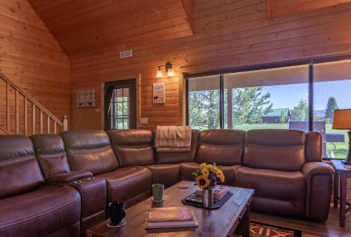Deer View by KABINO Hot Tub Fire Pit Garage Roku WiFi Grill Fireplaceにあるシーティングエリア