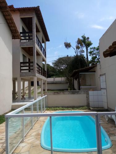 uma vista a partir da varanda de uma casa com piscina em Pousada Cabufa em Cabo Frio