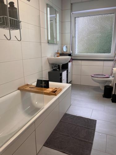 ein Badezimmer mit einer Badewanne, einem Waschbecken und einem WC in der Unterkunft Casa qui Roetgen in Roetgen