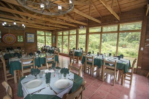 ห้องอาหารหรือที่รับประทานอาหารของ Bosque de Paz Reserva Biologica