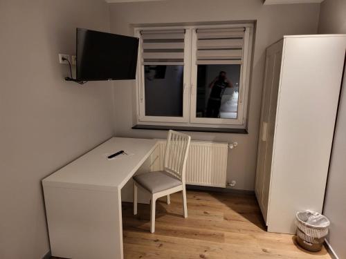 a white desk with a chair and a window at "Anderer´s" Gasthaus & Hotel Hohne in Hohne