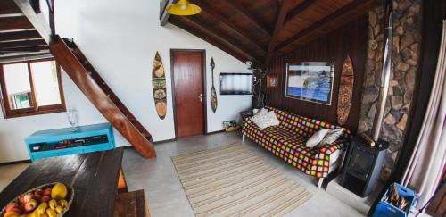 an overhead view of a living room with a couch at Casa Master frente da praia in Guarda do Embaú