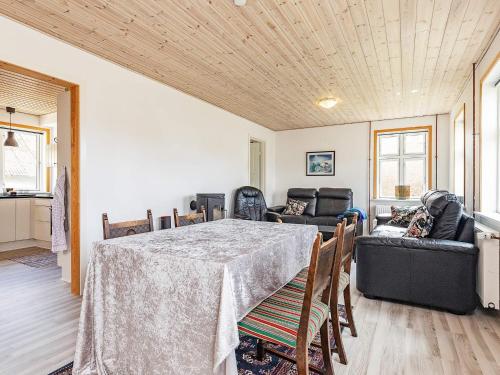 ein Wohnzimmer mit einem Tisch und einem Sofa in der Unterkunft Holiday home Rudkøbing XIX in Spodsbjerg