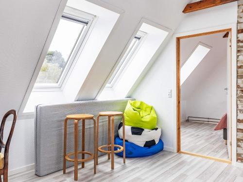 een kamer met 2 krukken en 2 ramen bij Holiday home Rudkøbing XIX in Spodsbjerg