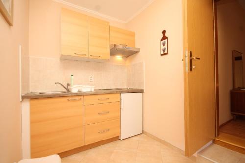 Η κουζίνα ή μικρή κουζίνα στο Family friendly seaside apartments Susak, Losinj - 8050
