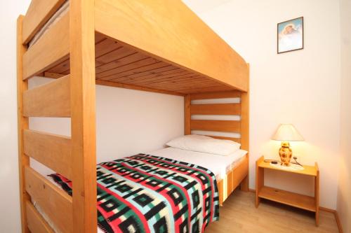 Ένα ή περισσότερα κρεβάτια σε δωμάτιο στο Family friendly seaside apartments Susak, Losinj - 8050