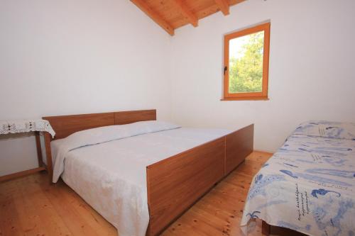 una camera con due letti e una finestra di Secluded fisherman's cottage Cove Jaz - Telascica, Dugi otok - 8143 a Sali (Sale)