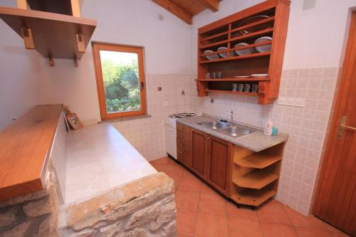 una cucina con lavandino e piano di lavoro di Secluded fisherman's cottage Cove Jaz - Telascica, Dugi otok - 8143 a Sali (Sale)