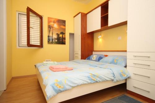 um quarto com uma cama e uma cómoda em Apartments with a parking space Opatija - 7844 em Opatija