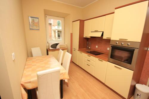 Kuchyňa alebo kuchynka v ubytovaní Apartments by the sea Ika, Opatija - 3426