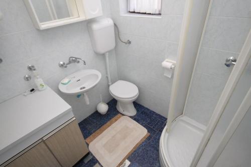 un piccolo bagno con un water e un lavandino di Seaside holiday house Verunic, Dugi otok - 8126 a Veli Rat
