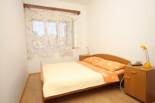 Schlafzimmer mit einem Bett und einem Fenster in der Unterkunft Apartment Savar 8127b in Savar