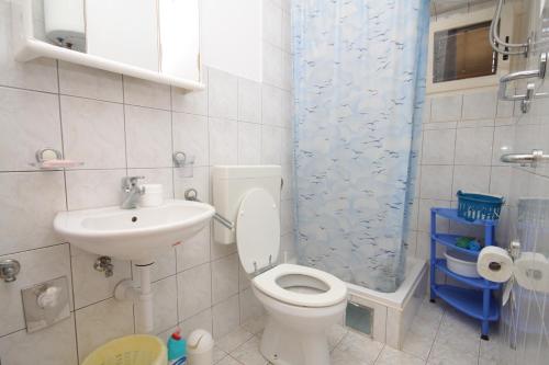 ein kleines Bad mit WC und Waschbecken in der Unterkunft Apartments with a parking space Savar, Dugi otok - 8127 in Savar