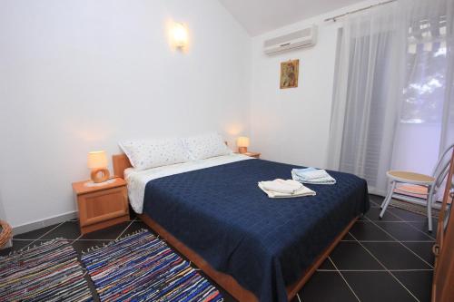Posteľ alebo postele v izbe v ubytovaní Apartments by the sea Artatore, Losinj - 7935