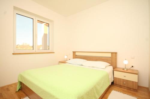 Postel nebo postele na pokoji v ubytování Seaside apartments with a swimming pool Ugljan - 829