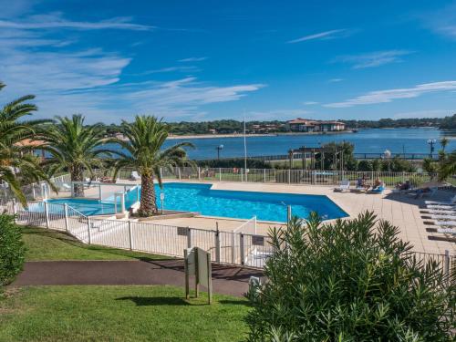 une piscine avec vue sur l'eau dans l'établissement Résidence Mer & Golf Le Boucanier Port d'Albret, à Vieux-Boucau-les-Bains