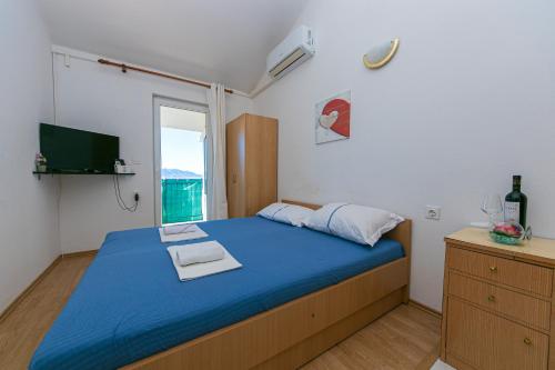 En eller flere senge i et værelse på Apartment Podaca 6677d