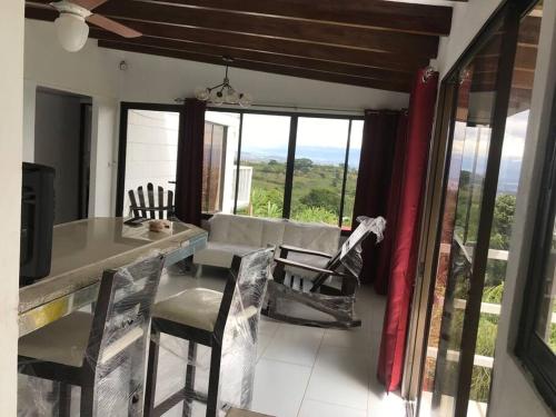 Istumisnurk majutusasutuses Casa Panorámica con Jacuzzi balcon. Familia Amigos