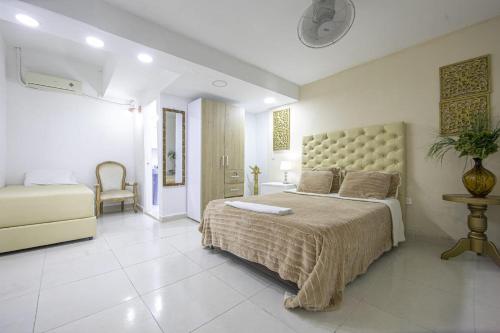 um quarto com uma cama grande num quarto em Apartamento en Casa Dandy em Cartagena de Indias