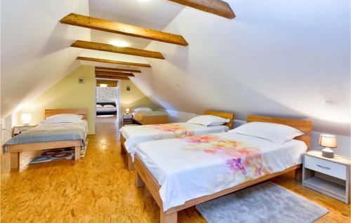 Duas camas num quarto com tectos em madeira em Beautiful Home In Bedenica With Wifi em Bedenica