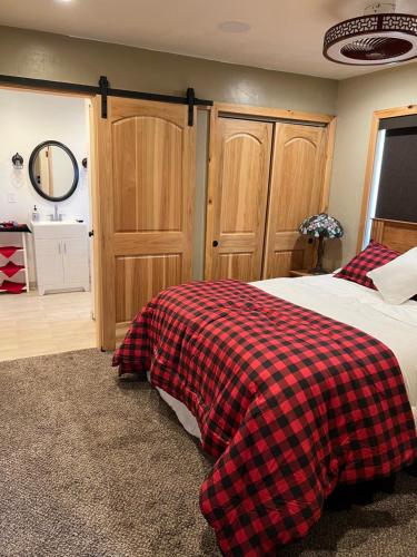 Un dormitorio con una manta a cuadros en una cama en A Cozy Little House with a lot to offer!, en Chester