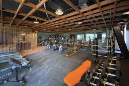 un gimnasio vacío con bancos y equipamiento en un edificio en Minimalist Cozy Condo Studio Unit in Grand Residences Cebu, en Cebú