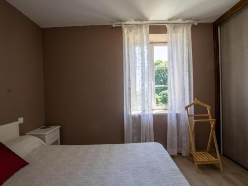 une chambre avec un lit et une fenêtre dans l'établissement Maison en pierre avec piscine privative, jardin, internet à Saint-Pardoux-et-Vielvic - FR-1-616-189, à Saint-Pardoux-et-Vielvic