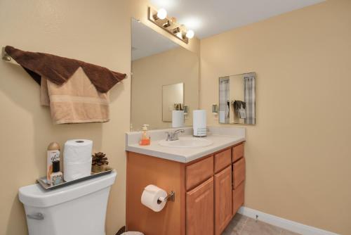 ein Badezimmer mit einem Waschbecken, einem WC und einem Spiegel in der Unterkunft The Cure Lounge in Houston