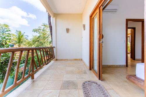 a balcony with a view of the ocean at CasaLô Hotel in Jericoacoara