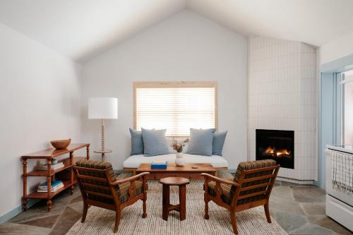 a living room with a couch and a fireplace at Daunts Albatross Motel in Montauk