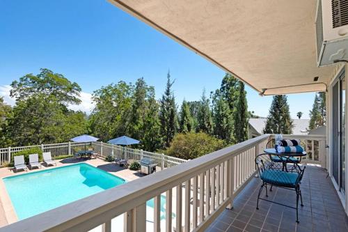 Balkoni atau teres di Charming 2 Room La Mesa Casita w/ Pool, BBQ & Yard
