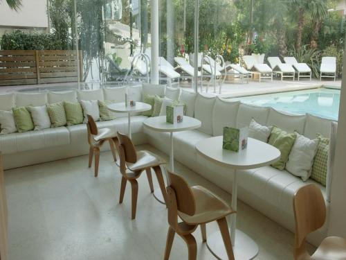 Bazén v ubytování Hotel Select Suites & Spa - Apartments nebo v jeho okolí